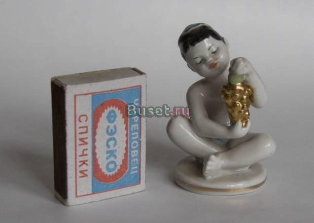 Фарфоровая статуэтка Мальчик с виноградом лфз Москва