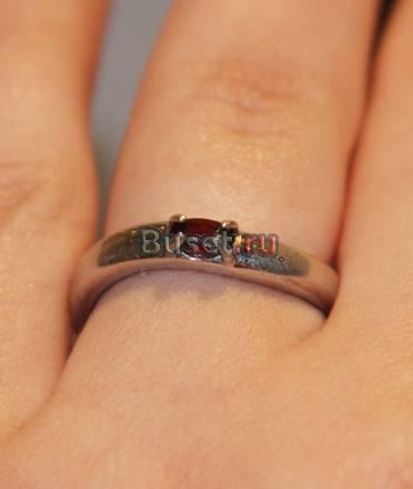 Серебряное кольцо 925 пробы с гранатом Москва