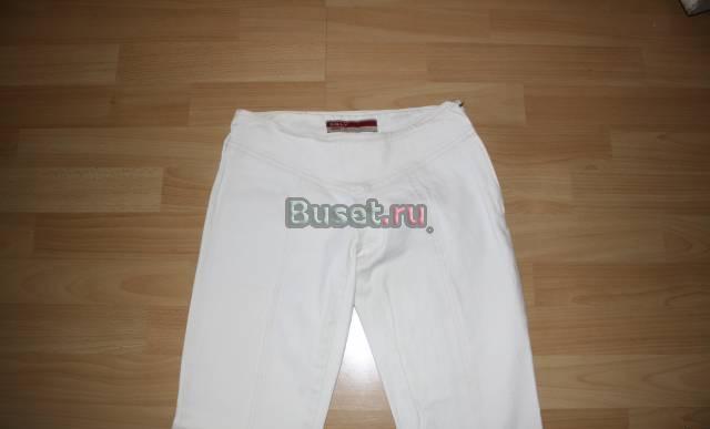 Продам белые брюки-джинсы фирмы Only,на бедрах,пря Москва