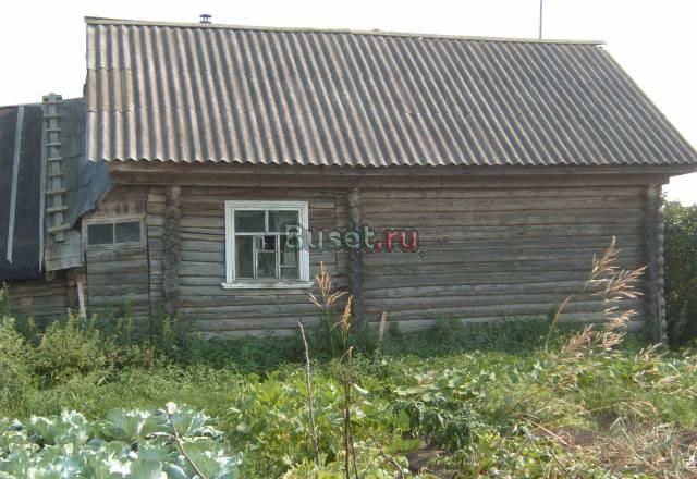 Деревянный дом в маленькой деревне Вышний Волочек