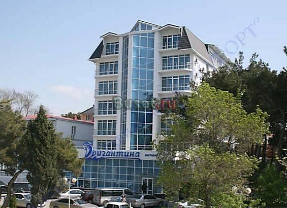 Гостиница у берега Чёрного моря в центре Геленджик