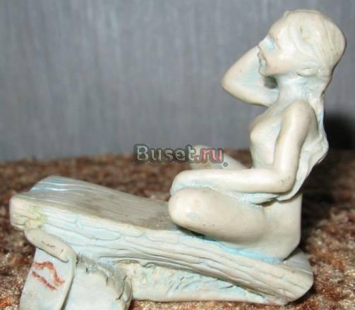 Статуэтка "Девушка на бревне" высота 7 см Москва