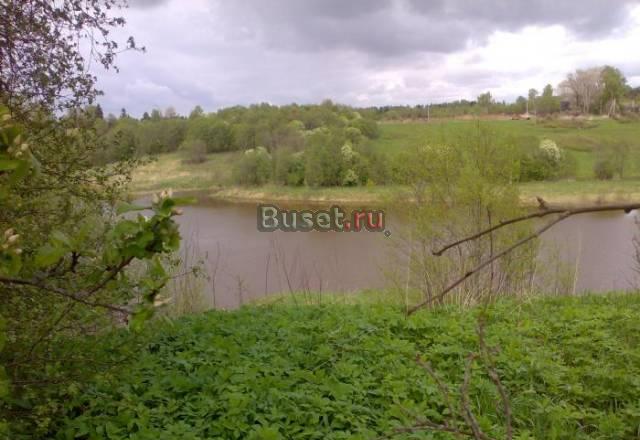 Большой участок в деревне огибаемой рекой Москва