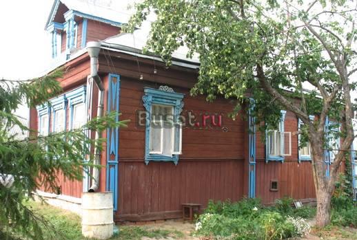 Крепкий жилой дом на берегу реки Владимир