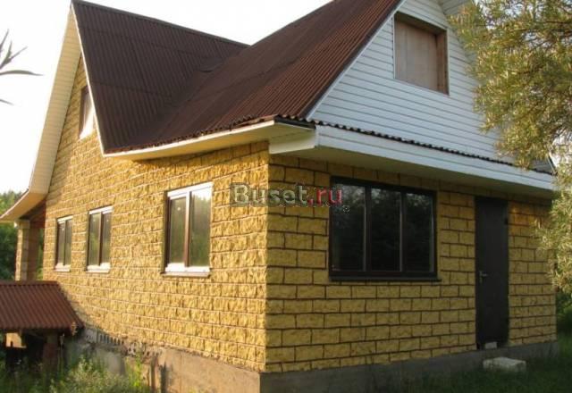 Недостроенный дом возле леса и водоёма Малоярославец