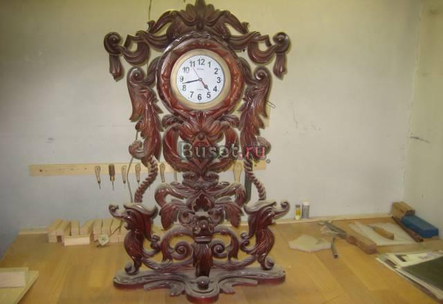 Резные часы из массива Пермь