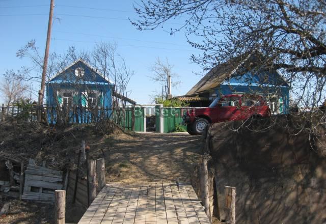 Дом в селе на берегу реки Астрахань