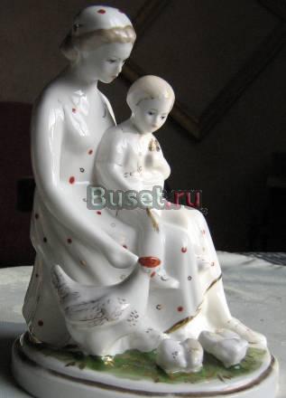 Статуэтка Мать и дитя кормят кур Санкт-Петербург