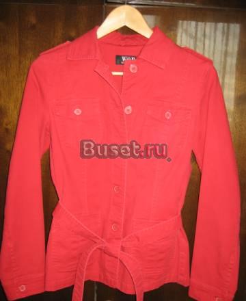 Красная куртка с поясом. р. 42-44 Москва