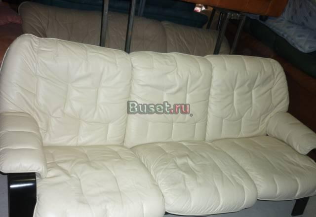 Гарнитур кожаной мебели из  пяти предметов Выборг