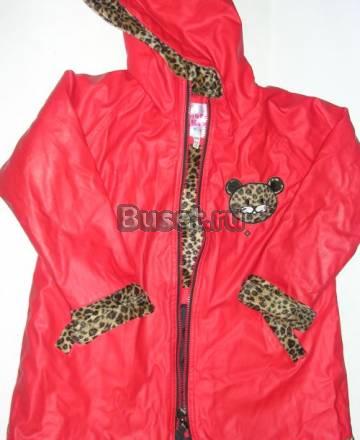 Красивое красное непромокаемое пальто Москва