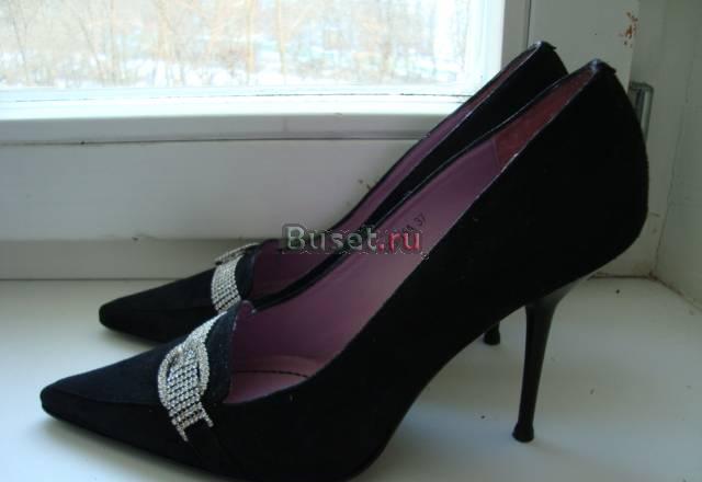 Туфли замшевые, украшенные стразами Москва