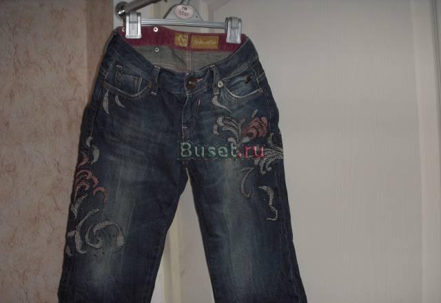 Джинсы с вышивками из магазина Литл-биг Москва