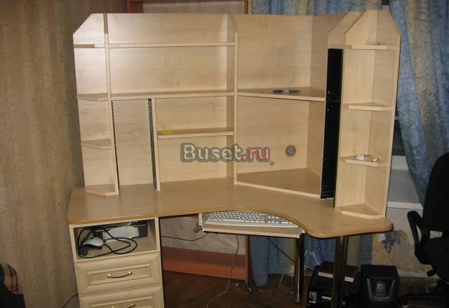 Стол компьютерный,угловой,отличное состояние,2500 Санкт-Петербург