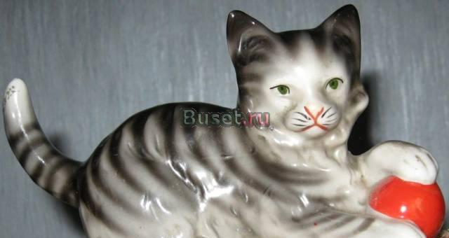 Статуэтка фарфоровая Котик с мячиком. 30-40-е гг Москва