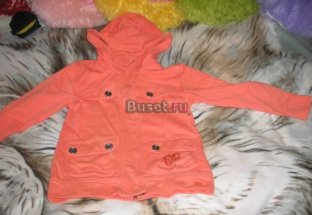 Оранжевая куртка-толстовка и черная курточка Москва
