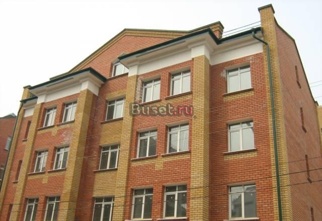 Отдельно стоящее четырехэтажное кирпичное здание Казань