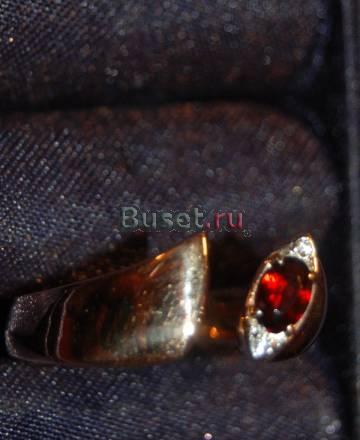 Кольцо золотое с натуральным гранатом Санкт-Петербург
