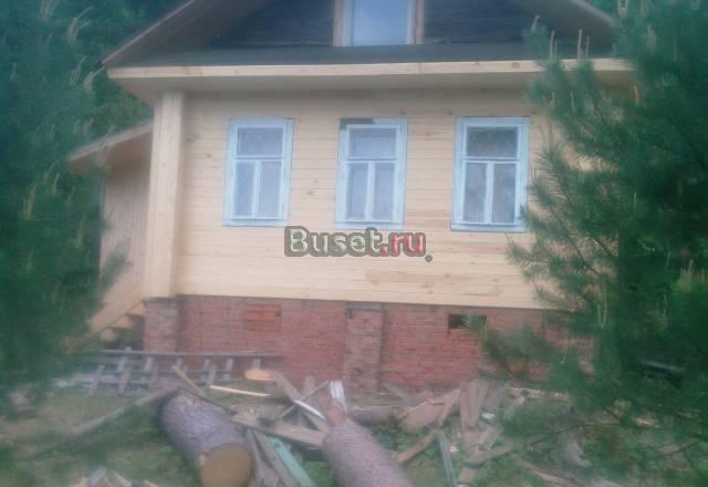 Бревенчатый дом в зеленой зоне заповедника Переславль-Залесский
