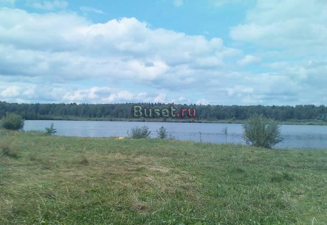 Дом в деревне, у берега озера 100 км. Горьков. ш Москва