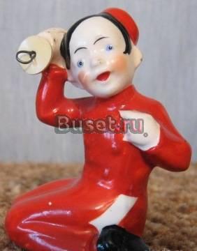 Статуэтка "Мальчик-портье". 20-30-е гг. фаянс Москва